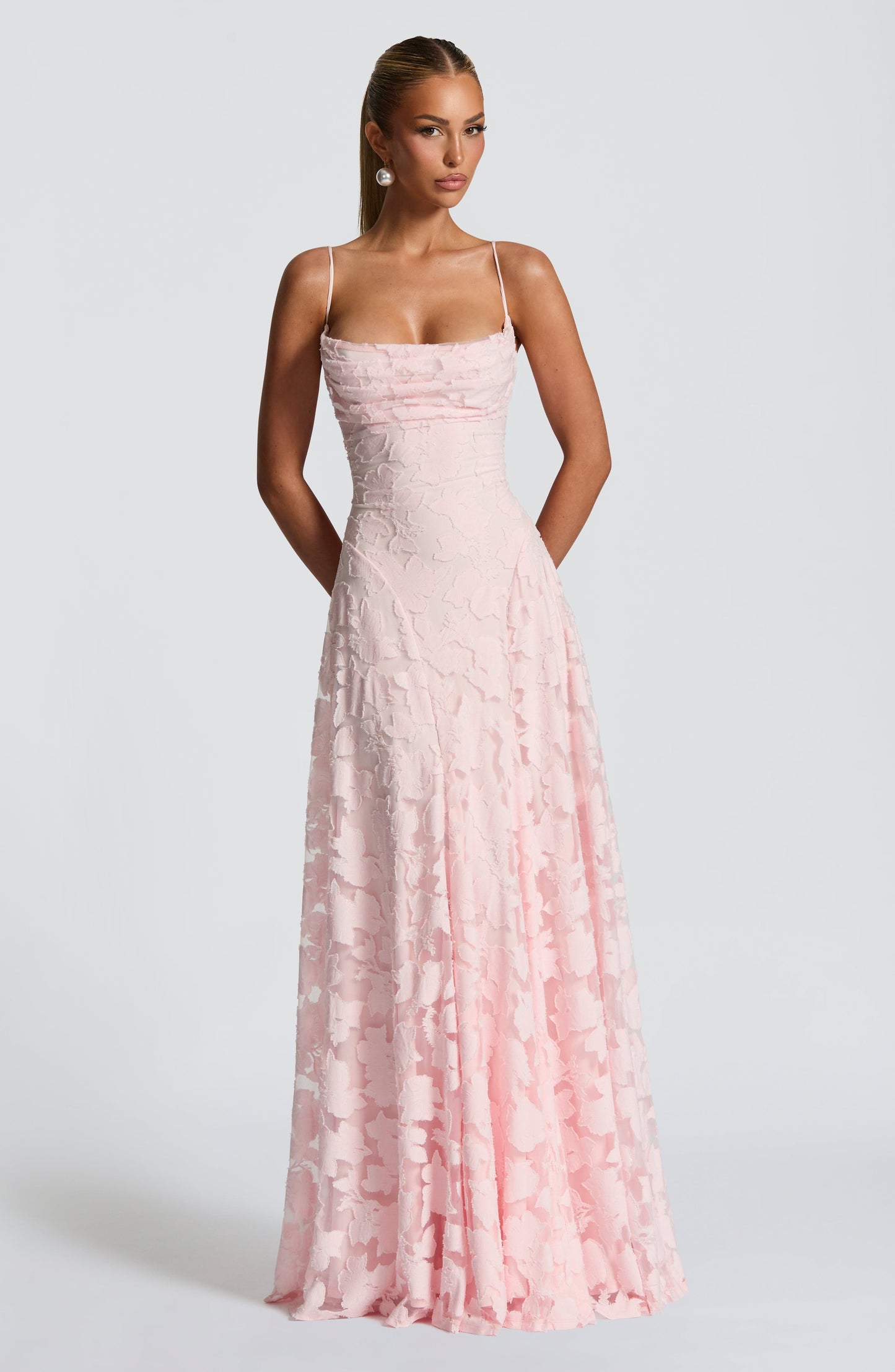 Alona – Elegancka Suknia Maxi z Koronką